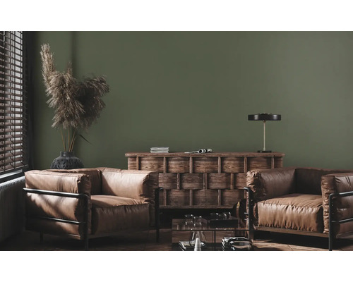 Wohnzimmer-Interieur mit Ledersesseln, Holzkommode und Dekorationen