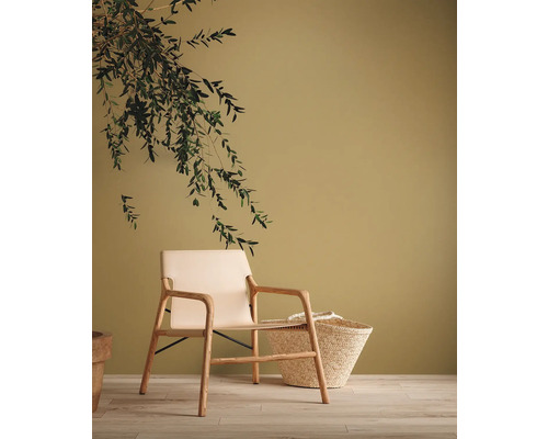 Heller Raum mit Holzstuhl, Wandfarbe und Korb