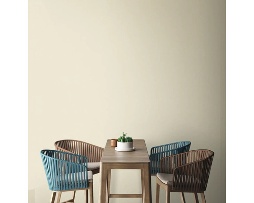 Salle à manger avec table en bois et quatre chaises de style moderne