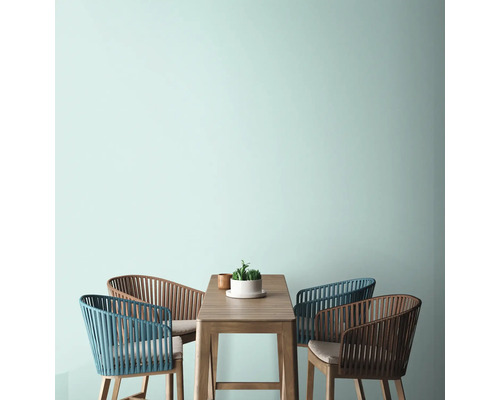 Essgruppe mit Holztisch und vier Stühlen