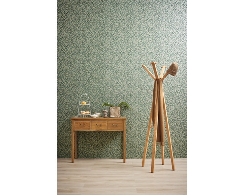 Exemple d''aménagement intérieur avec console, portemanteau, chapeau et décoration.