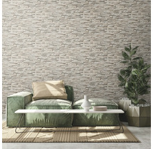 Wohnzimmer mit Steinwand, Sofa, Tisch und Pflanze im Topf