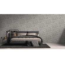 Schlafzimmer mit Steinoptik-Tapete, Bett und Nachttisch