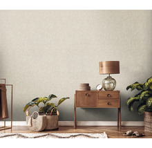 Dekoratives Wohnzimmer mit Kommode, Lampe, Pflanzen und gemusterter Tapete
