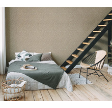 Schlafzimmer mit Bett, Leiter und gemusterter Tapete