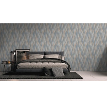 Schlafzimmer mit gemusterter Tapete und Bett