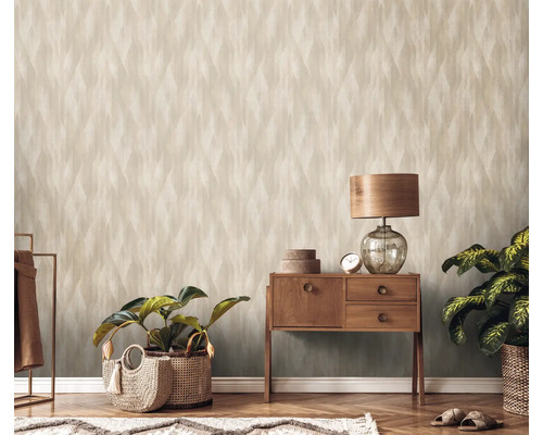 Raumszene mit gemusterter Tapete, Kommode und Zimmerpflanzen.