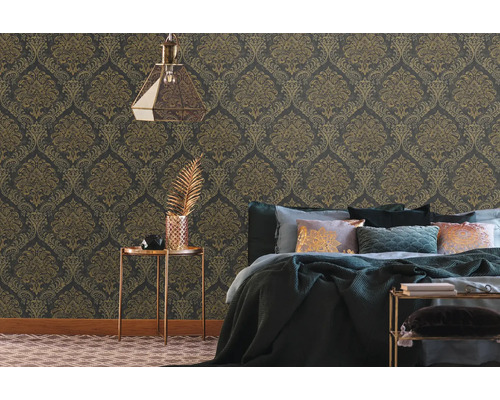 Chambre à coucher avec papier peint baroque, lampe et éléments décoratifs