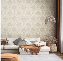 Wohnzimmer mit Sofa, Teppich und gemusterter Tapete