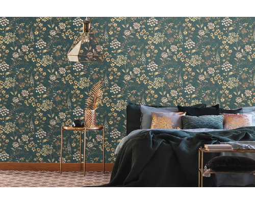 Chambre à coucher avec papier peint floral vert, table de chevet et lit