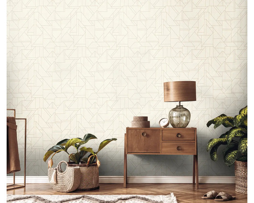 Salon décoratif avec papier peint géométrique, commode et plantes d''intérieur