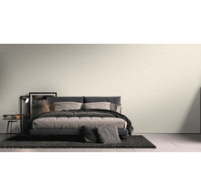 Schlafzimmer mit Bett, Nachttisch und Teppich für eine gemütliche Atmosphäre
