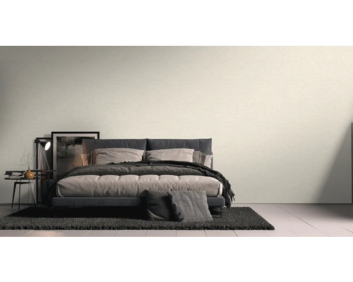 Chambre à coucher avec lit, table de chevet et tapis pour une ambiance chaleureuse