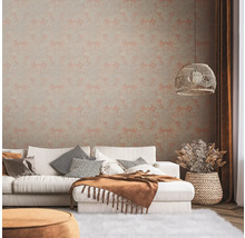 Wohnzimmer mit gemusterter Tapete, Sofa und Dekorationen für ein stilvolles Ambiente