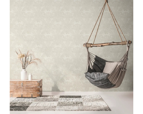 Salon avec papier peint à motifs, fauteuil suspendu et décoration