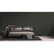 Schlafzimmer mit gemusterten Tapeten, Bett und Teppich