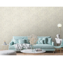 Wohnzimmer mit Sofa und gemusterter Tapete