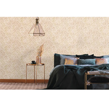 Schlafzimmer mit gemusterter Tapete, Lampe und Bett