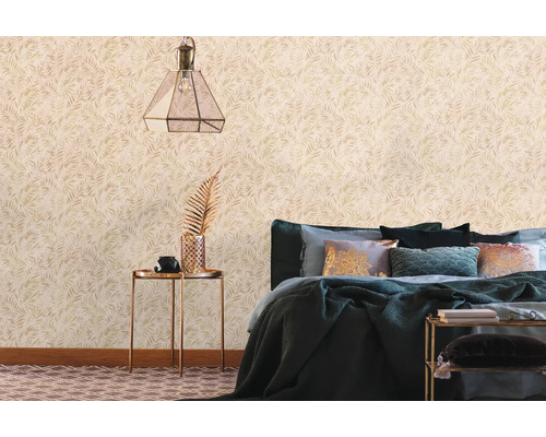 Chambre à coucher avec papier peint à motifs, lampe et lit