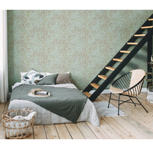 Schlafzimmer mit Bett, Leiter und Blattmuster-Tapete