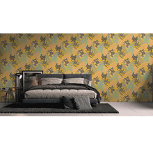 Schlafzimmer mit floral gemusterter Tapete und Bett
