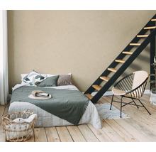 Schlafzimmer mit Bett, Leiter, Korb und Stuhl
