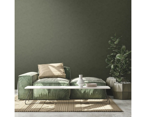 Wohnzimmer mit Sofa, Kissen, Tisch und Zimmerpflanze