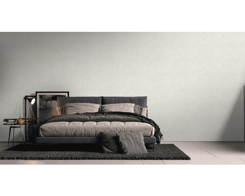 Schlafzimmer mit Bett, Nachttisch und gemusterter Tapete für eine ruhige Atmosphäre