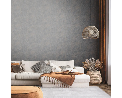 Wohnzimmer mit Sofa, Kissen, Decke, Teppich und Lampe