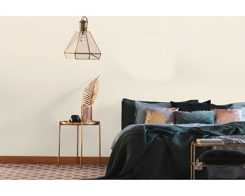 Schlafzimmer mit Bett, Nachttisch und Lampe für eine gemütliche Atmosphäre.