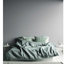Schlafzimmer mit Doppelbett, Bettwäsche und Nachttischen