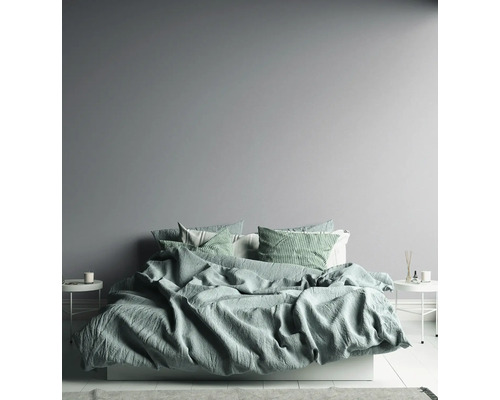 Chambre avec lit double, linge de lit et tables de chevet