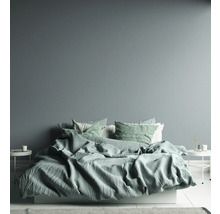 Schlafzimmer mit Doppelbett, Bettwäsche und Nachttischen