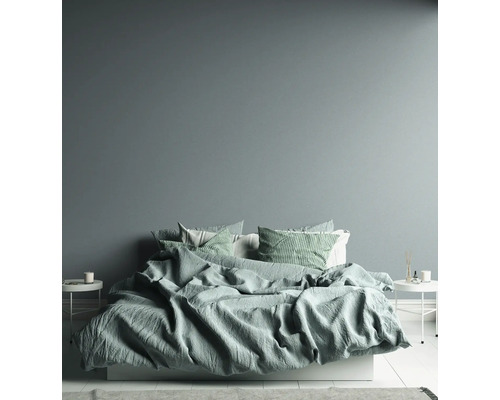 Schlafzimmer mit Doppelbett, Bettwäsche und Nachttischen