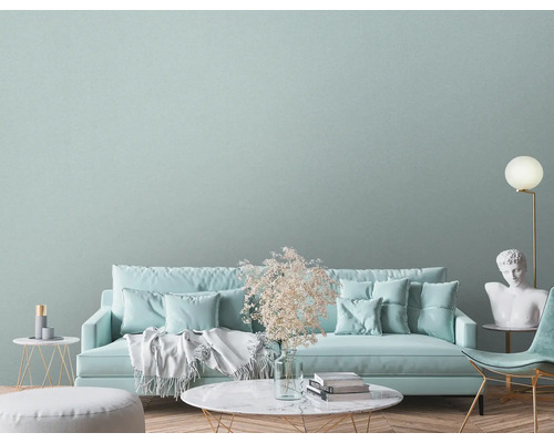 Helles Wohnzimmer mit Sofa, Sessel, Stehlampe und Dekorationen