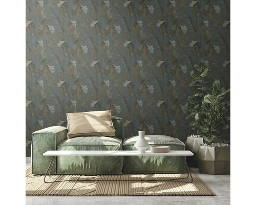 Wohnzimmer mit grüner Couch, Tisch, Topfpflanze und floral gemusterter Tapete