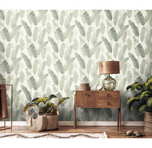 Dekoratives Interieur mit floral gemusterter Tapete, Holztisch und Zimmerpflanzen