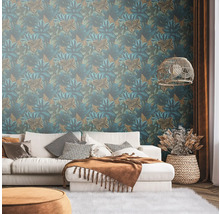 Wohnzimmer mit blumiger Vliestapete, Sofa und Dekorationen