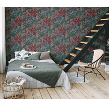 Schlafzimmer mit Bett, Stuhl und Wandtapete mit Pflanzenmuster