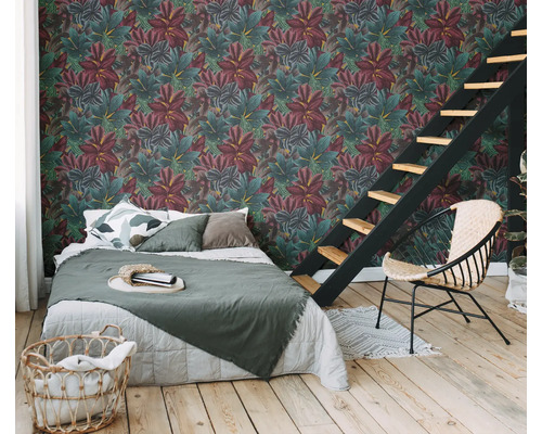 Chambre à coucher avec lit, chaise et revêtement mural à motifs végétaux