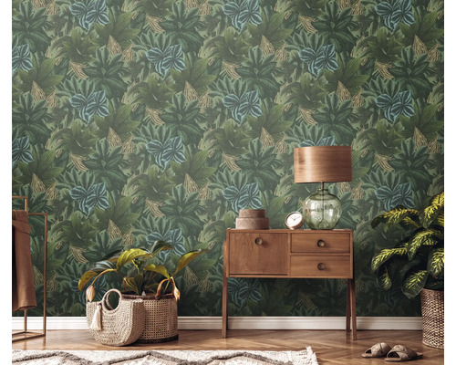 Wohnraum mit Tapete mit Blättermuster, Kommode und Dekoration