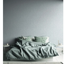 Ein Schlafzimmer mit einem Bett, Nachttischen und dekorativen Elementen schafft eine entspannte Atmosphäre.