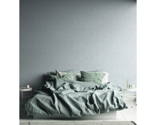 Une chambre avec un lit, des tables de chevet et des éléments décoratifs crée une atmosphère détendue.