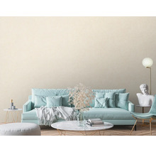 Wohnzimmer mit Sofa, Couchtisch und gemusterter Tapete für eine wohnliche Atmosphäre.