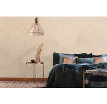 Schlafzimmer mit gemusterter Tapete, Bett und Nachttisch