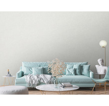 Wohnzimmer mit Sofa, Tisch und Dekorationen
