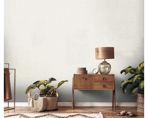Pièce lumineuse avec papier peint à motifs, commode, lampe et plantes d''intérieur