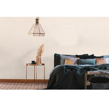 Schlafzimmer mit Bett, Nachttisch, Lampe und gemusterter Tapete