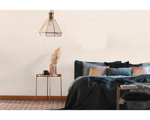 Schlafzimmer mit Bett, Nachttisch, Lampe und gemusterter Tapete