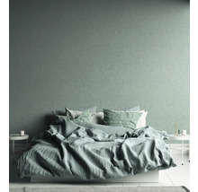 Schlafzimmer mit Bett, Nachttischen und Wandgestaltung für eine ruhige Atmosphäre